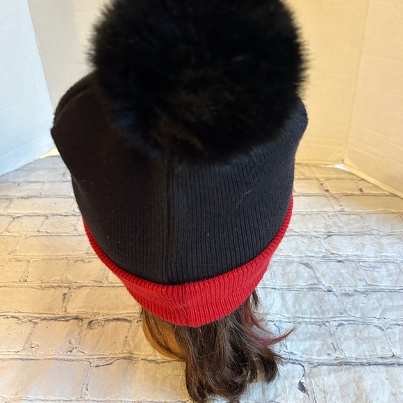 DOG MOM BLACK AND RED FAUX FUR POM POM BEANIE WITH PAWS AND NICE O/S - Picture 7 of 7